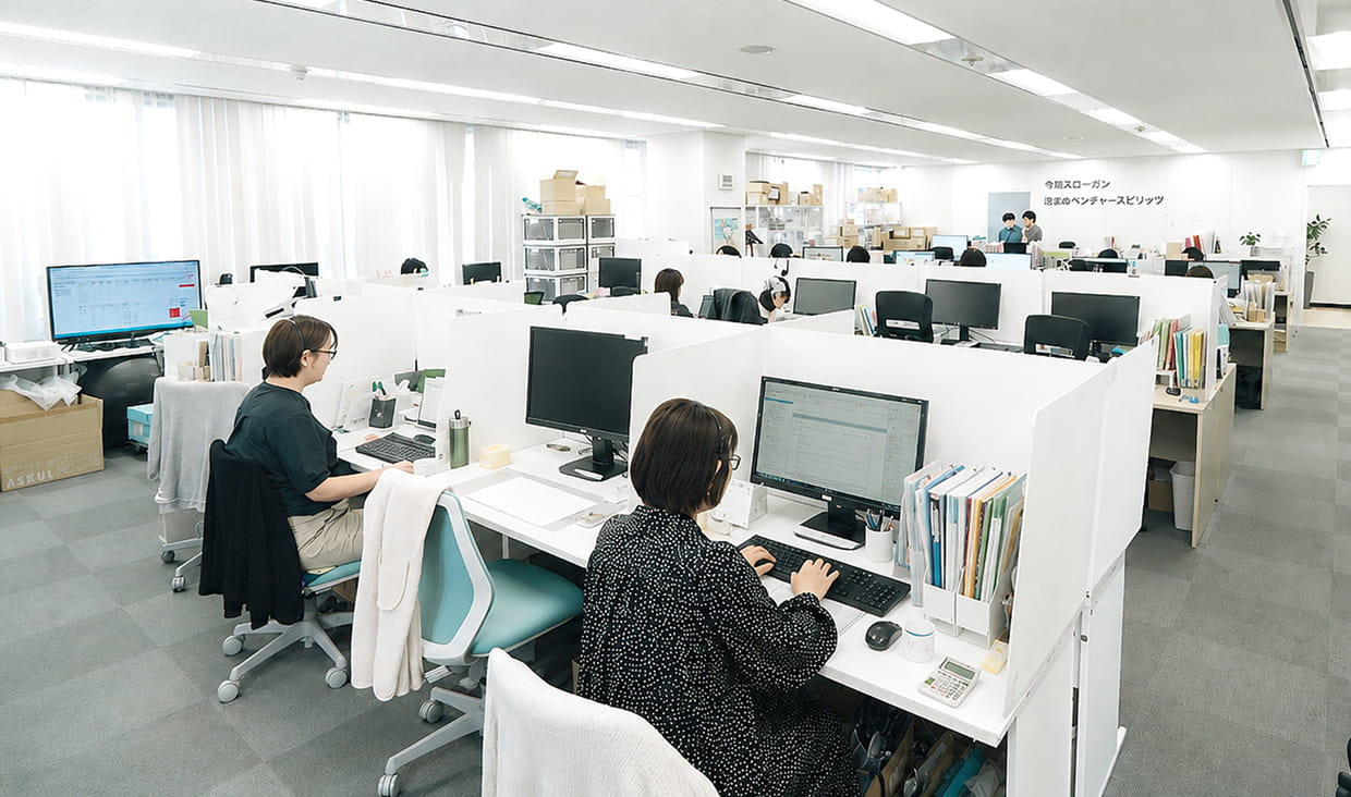 社員が働くオフィスの執務スペース