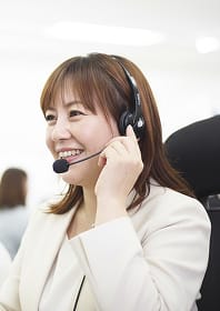 笑顔で電話対応するスタッフ