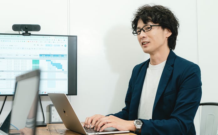 業務について説明する社員
