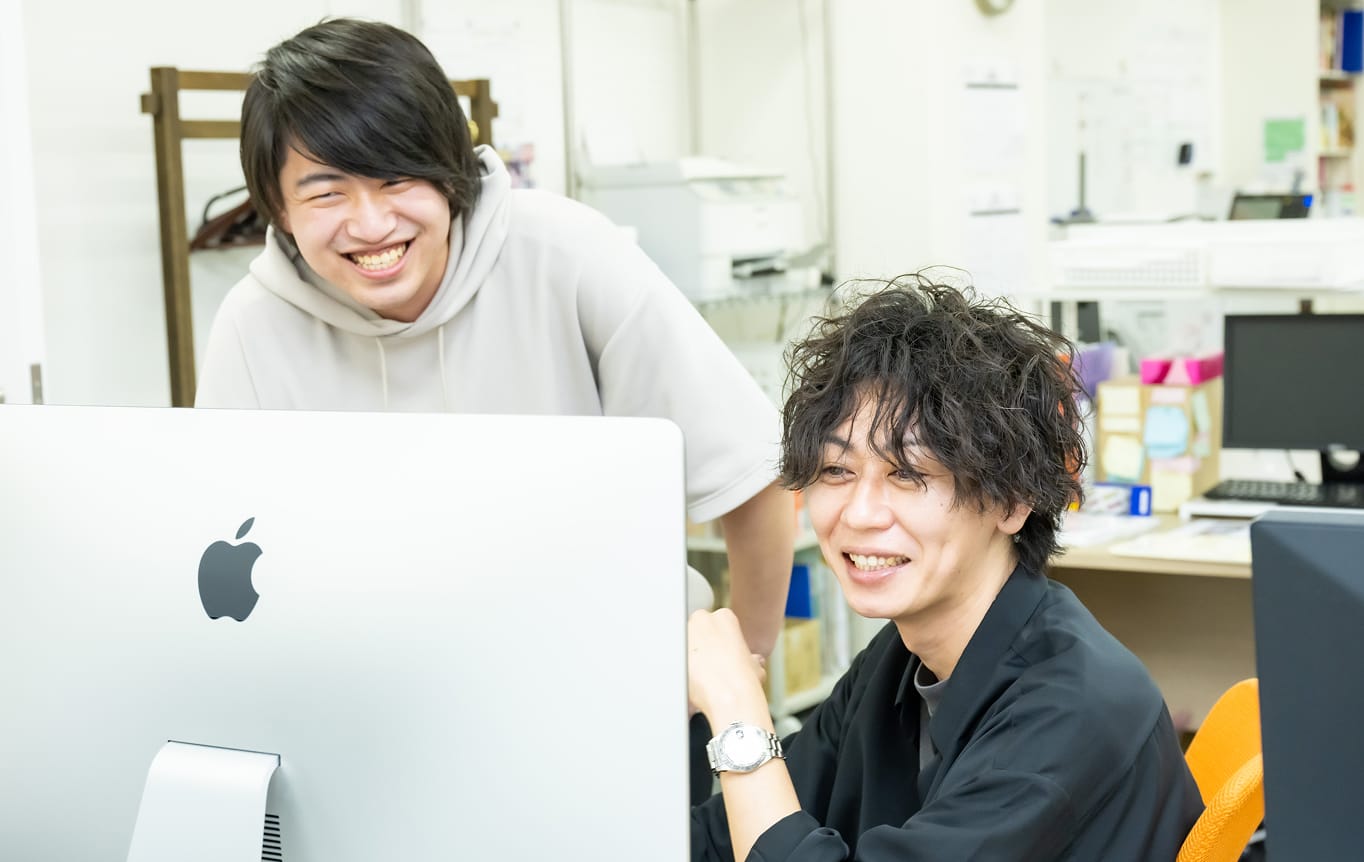 笑顔でコミュニケーションを取る社員