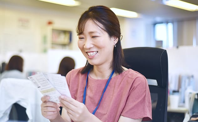 笑顔で業務に取り組む社員