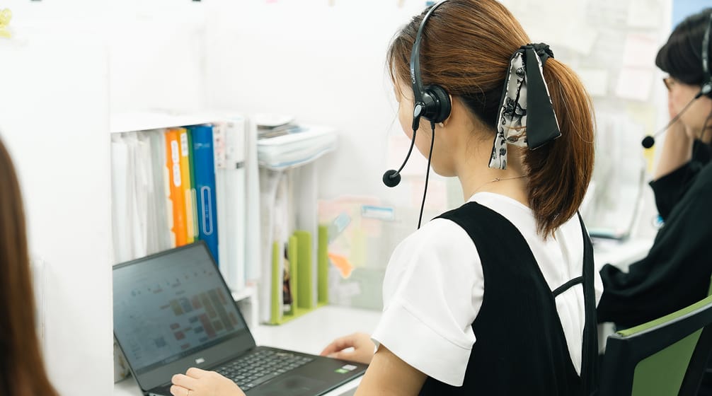 PCに向かい、丁寧にお客様対応を行うサポート窓口の様子
